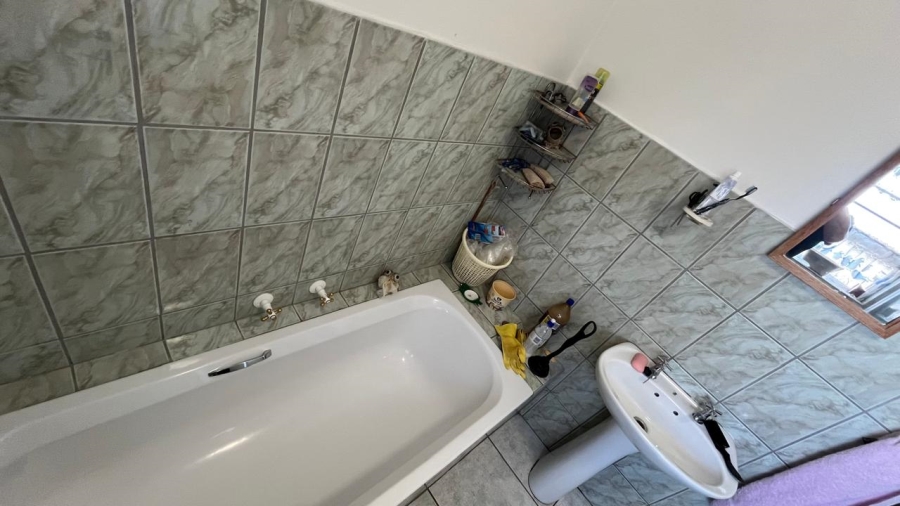 5 Bedroom Property for Sale in Wavecrest Eastern Cape